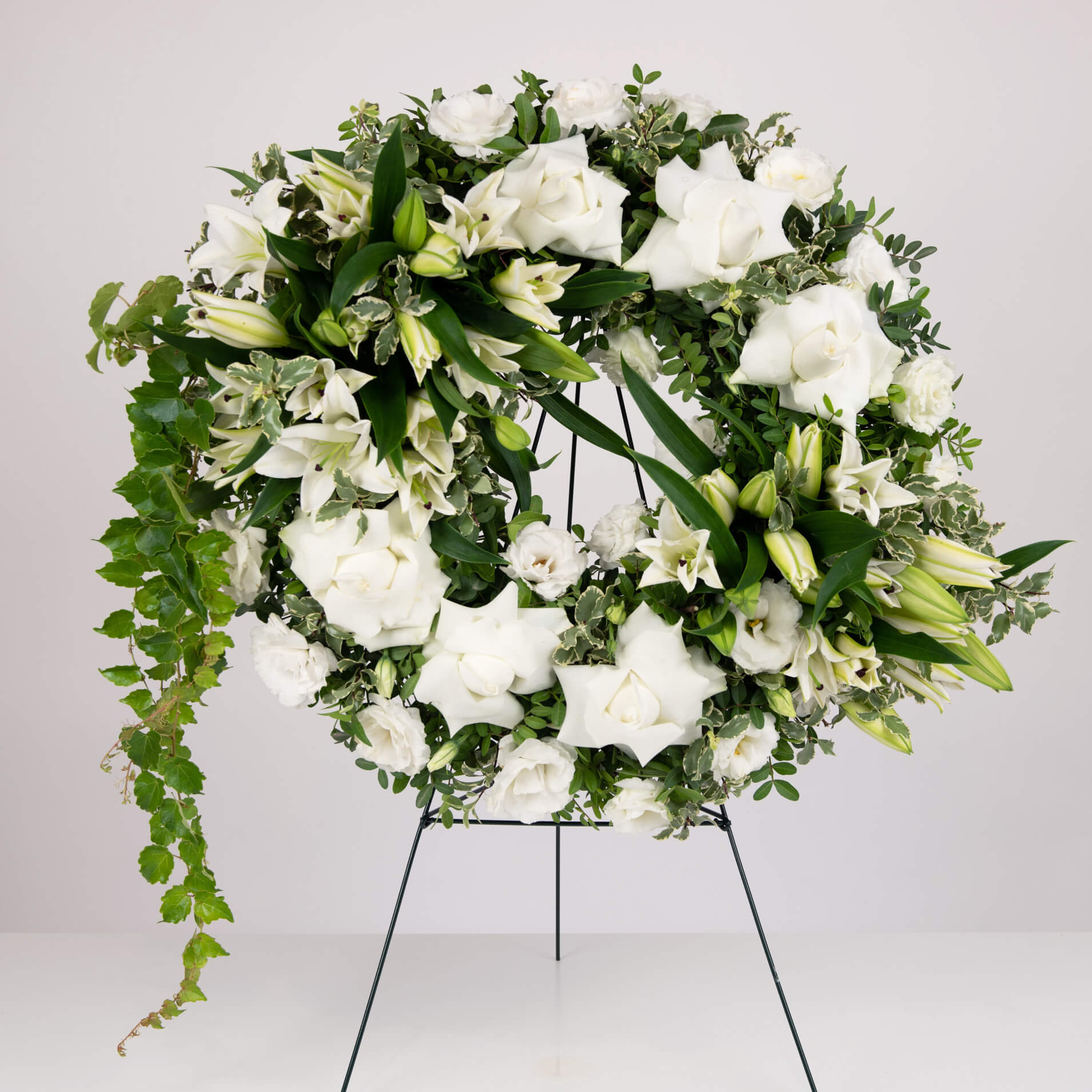 Produse, Aranjament floral funerar cu crini si hedera, californiaflowers.mom