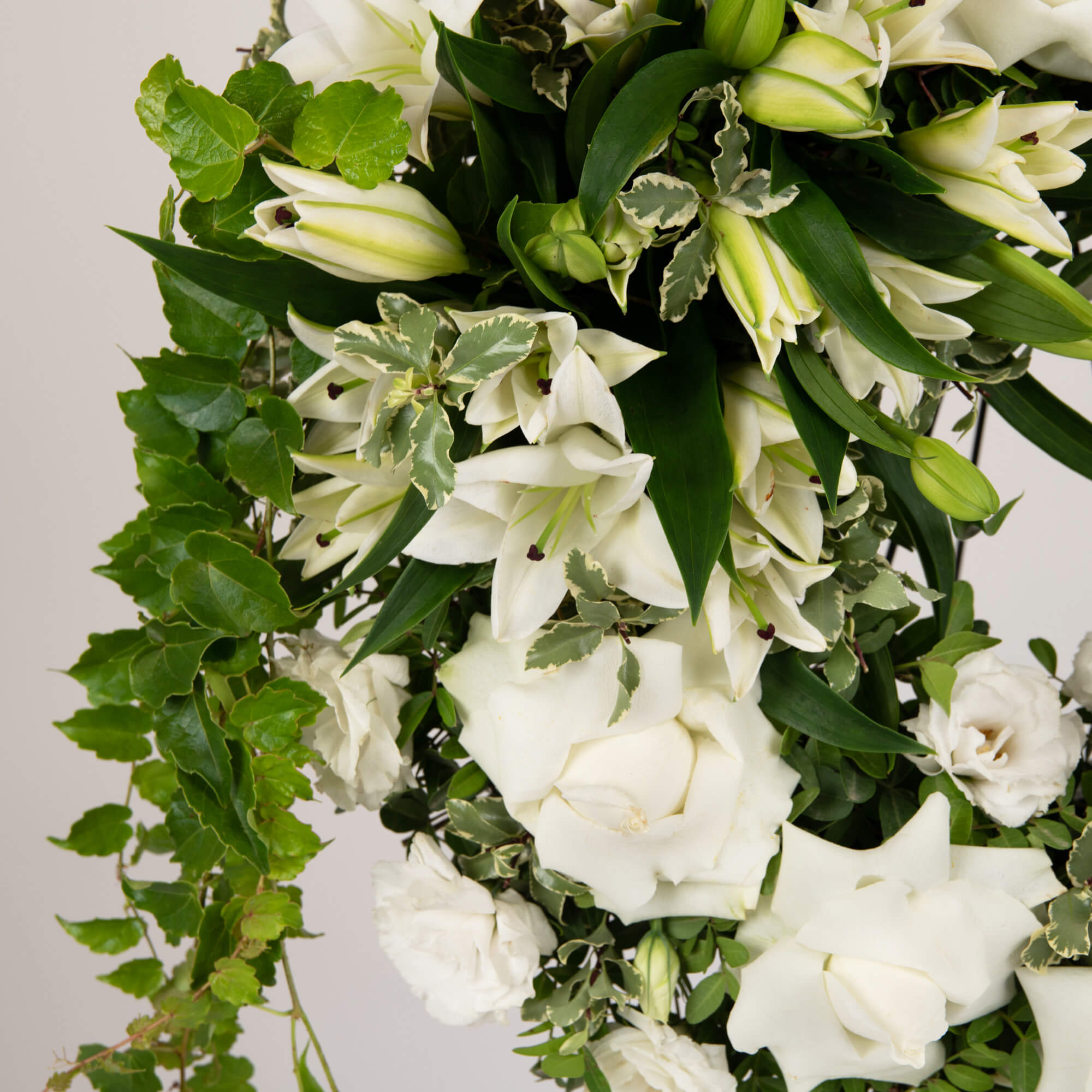 Produse, Aranjament floral funerar cu crini si hedera, californiaflowers.mom