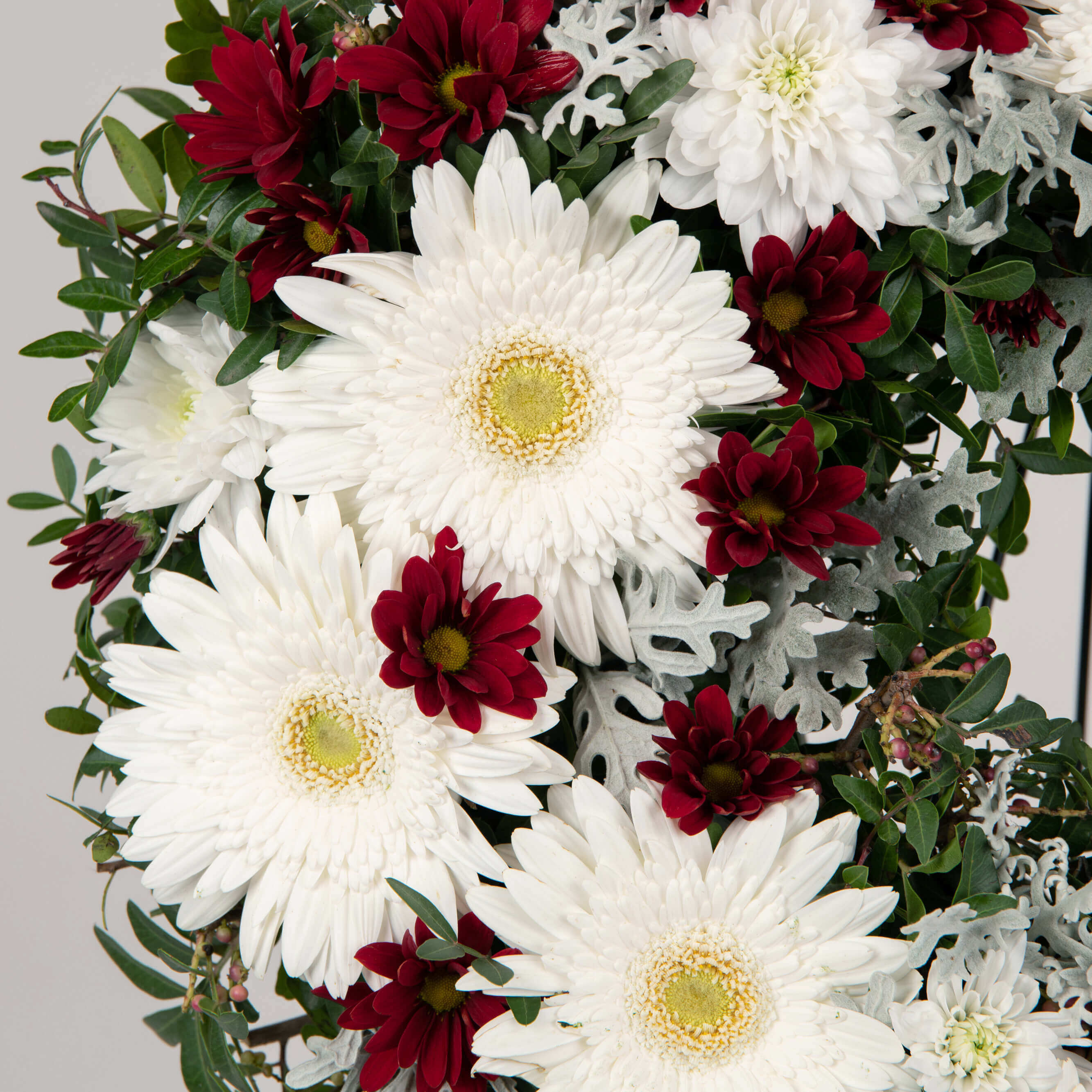 Coroane funerare, Aranjament floral funerar cu gerbera si crizanteme grena, californiaflowers.mom