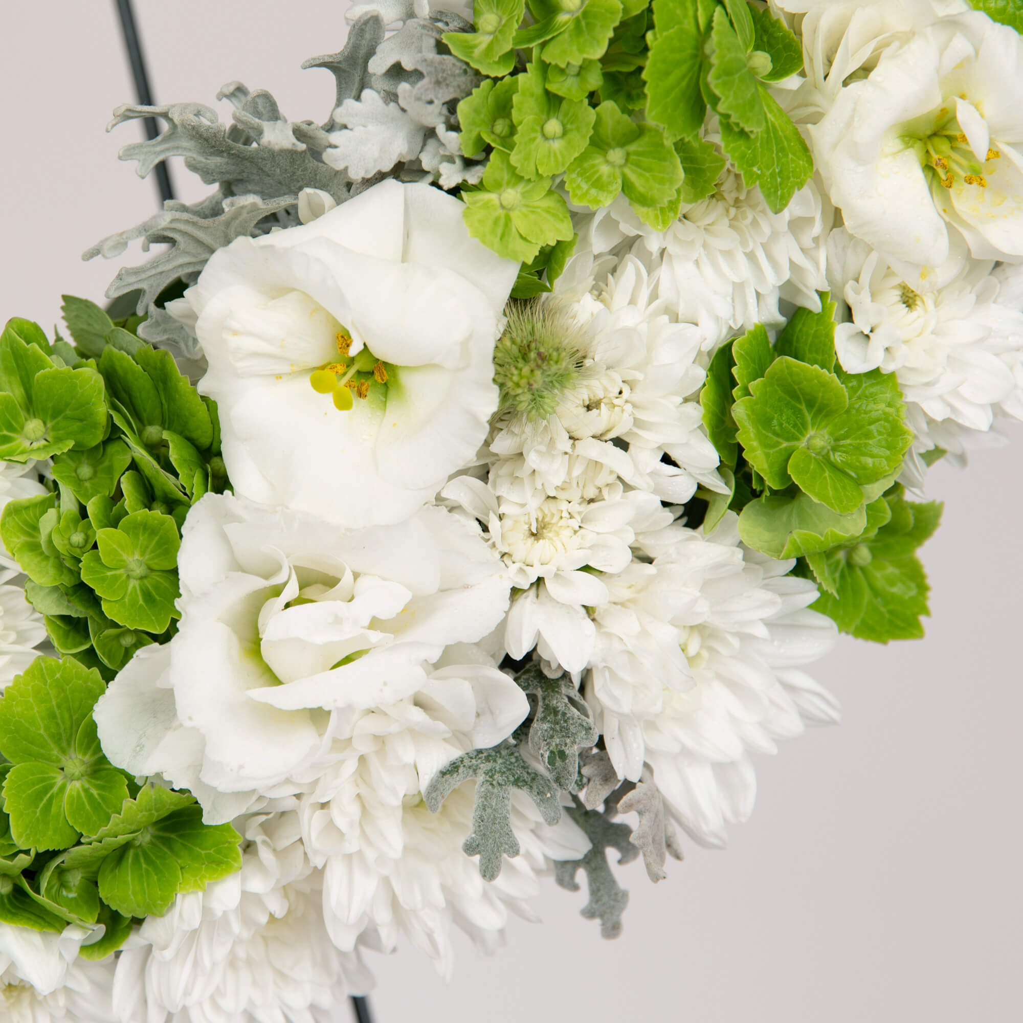 Coroane funerare, Aranjament floral funerar cu hortensie si lisianthus, californiaflowers.mom