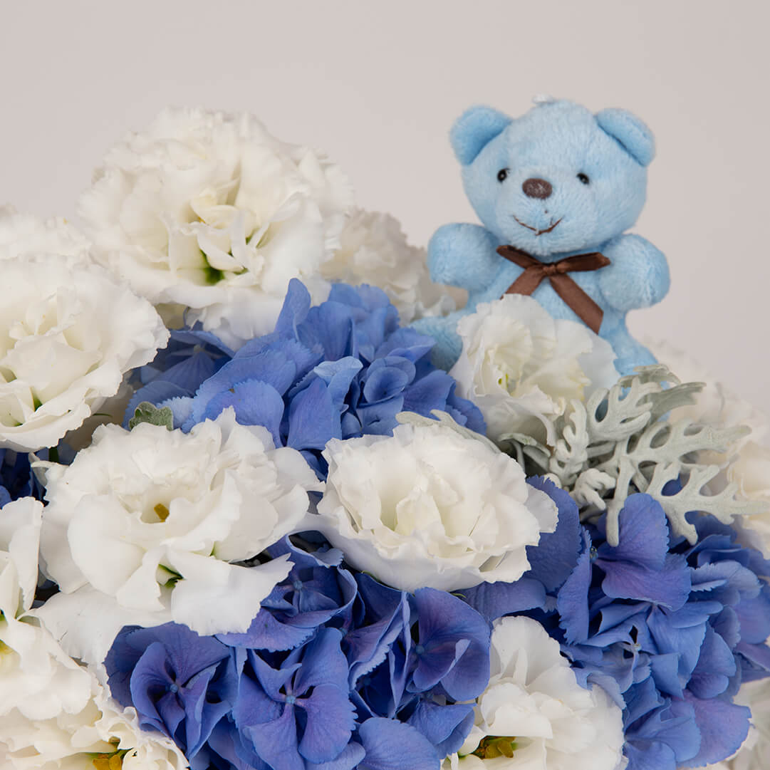 Aranjamente florale nou nascut - California Flowers, Aranjament in landou blue, californiaflowers.mom