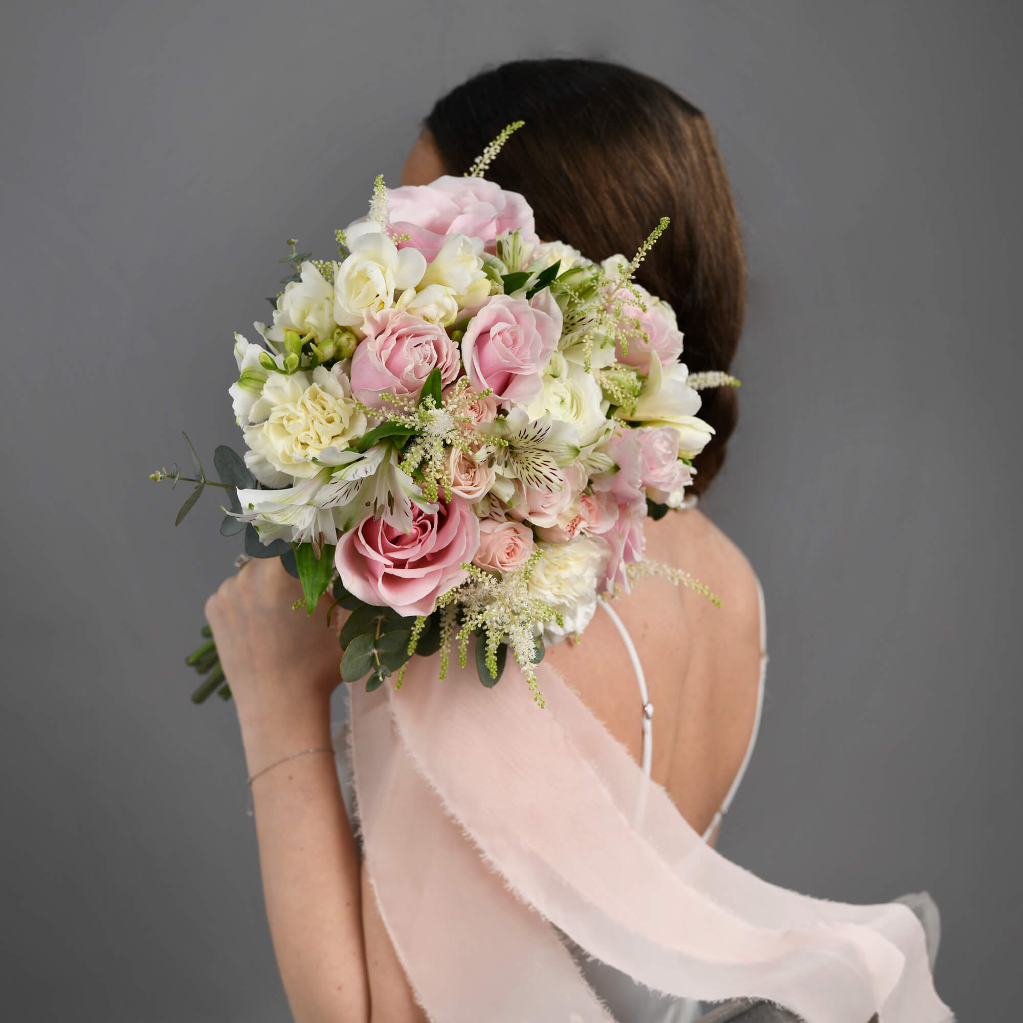 Buchet mireasa cu trandafiri roz si miniroze roz, 9, californiaflowers.mom
