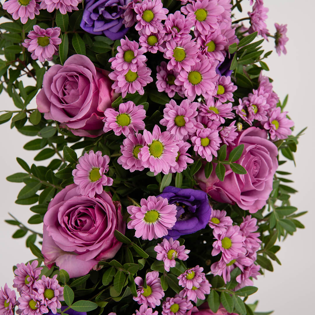 Coroane funerare, Coroana de flori rotunda cu santini si trandafiri, californiaflowers.mom