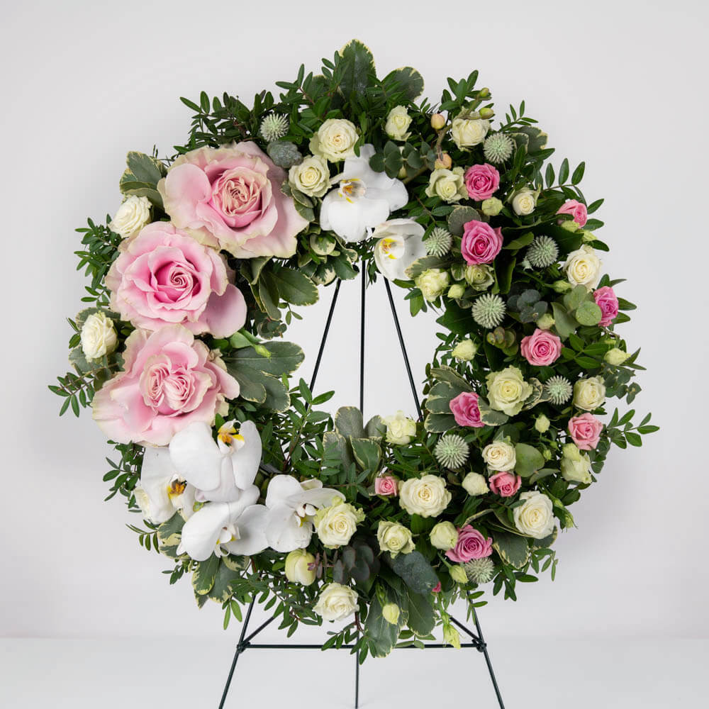 Coroane funerare, Coroana funerara rotunda cu tros si trandafiri roz, californiaflowers.mom
