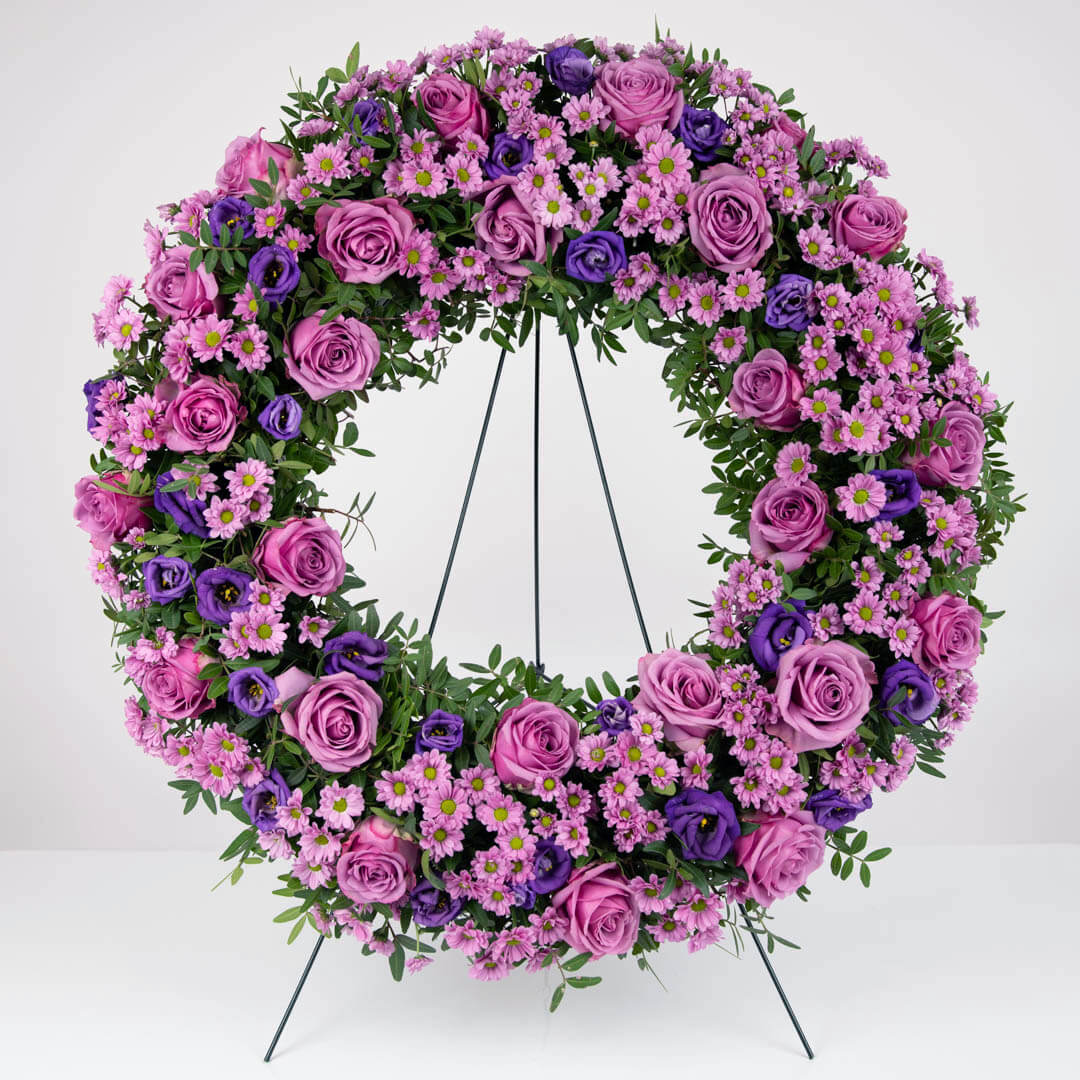 Coroane funerare, Coroana de flori rotunda cu santini si trandafiri, californiaflowers.mom