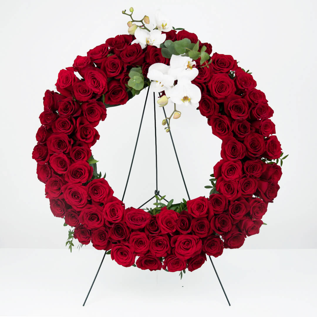 Coroane funerare, Coroana funerara rotunda cu trandafiri rosii, californiaflowers.mom