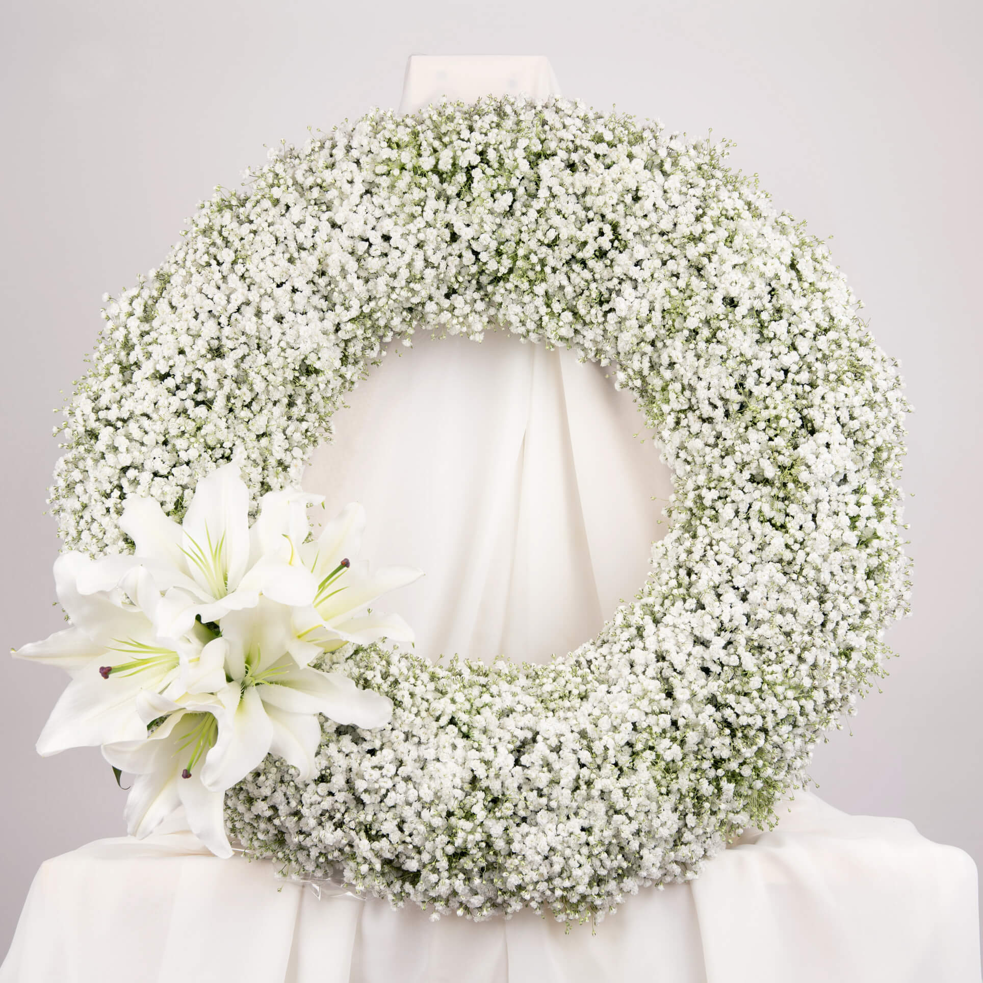 Căutare: s-au găsit 32 rezultate pentru „crini*”, Coroana funerara rotunda cu gypsophila si crini, californiaflowers.mom