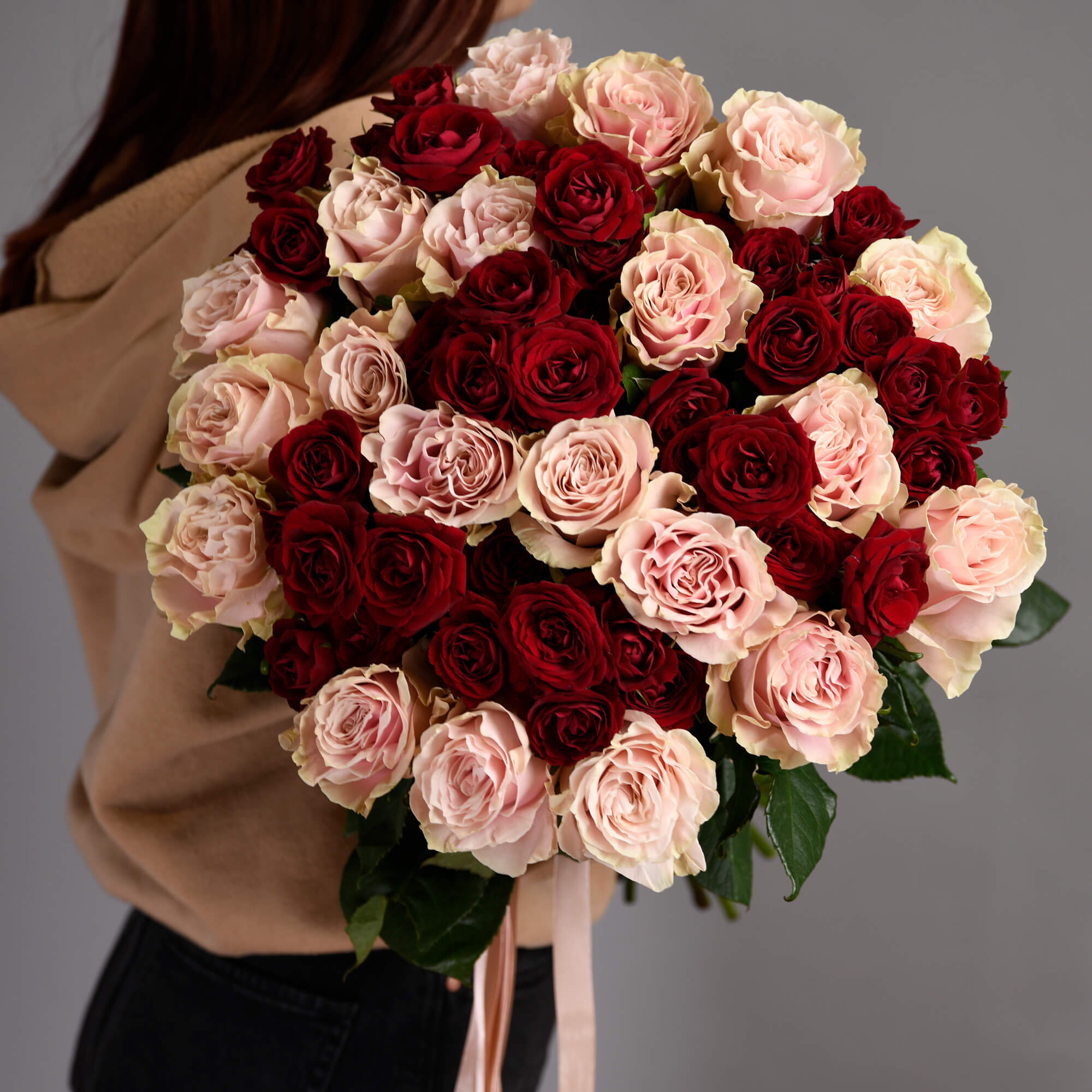 Flori pentru iubita – California Flowers, Buchet 31 trandafiri roz si rosii, californiaflowers.mom