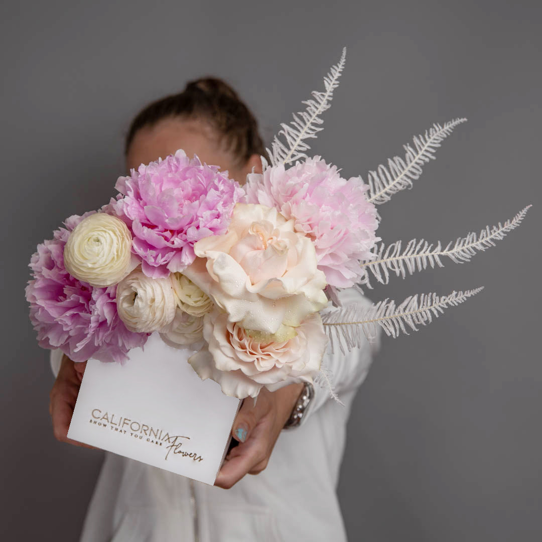 Florarie online - California Flowers ✅, Aranjament floral in cutie cu bujori, trandafiri si ranunculus alb, californiaflowers.mom