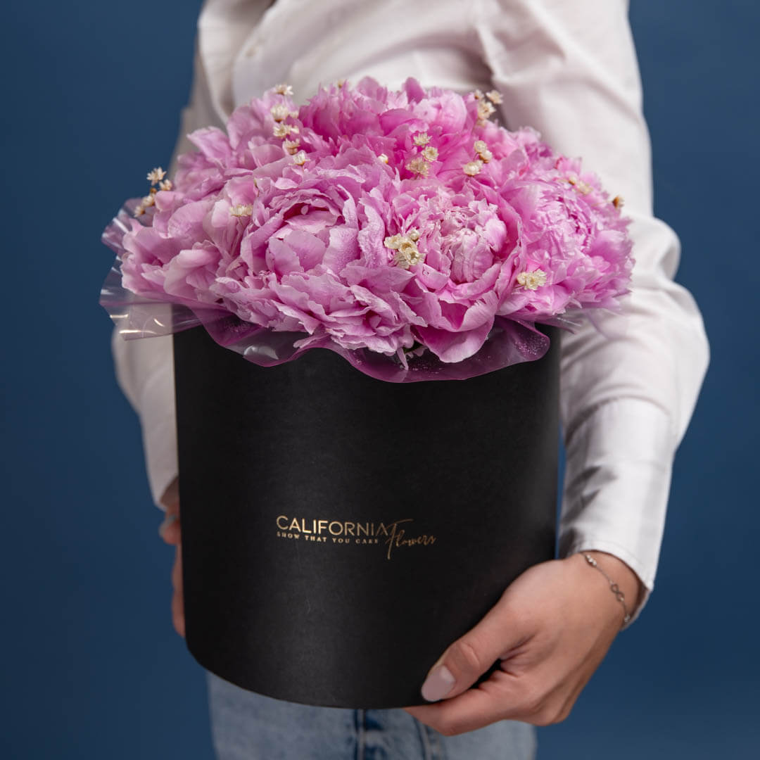 Florarie online - California Flowers ✅, Aranjament floral in cutie neagra cu 9 bujori roz, californiaflowers.mom