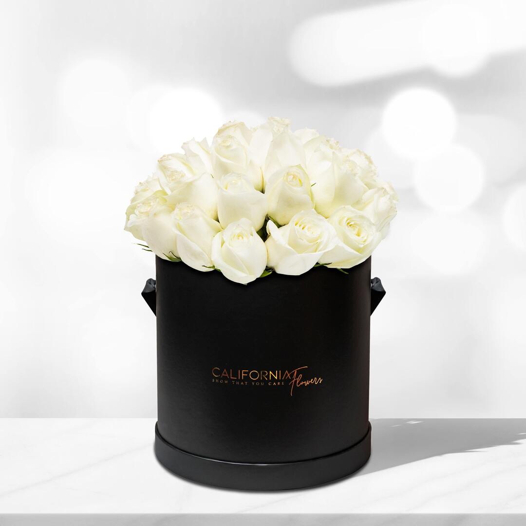 Cutii cu trandafiri naturali - California Flowers, Cutie neagra cu 21 trandafiri albi, californiaflowers.mom