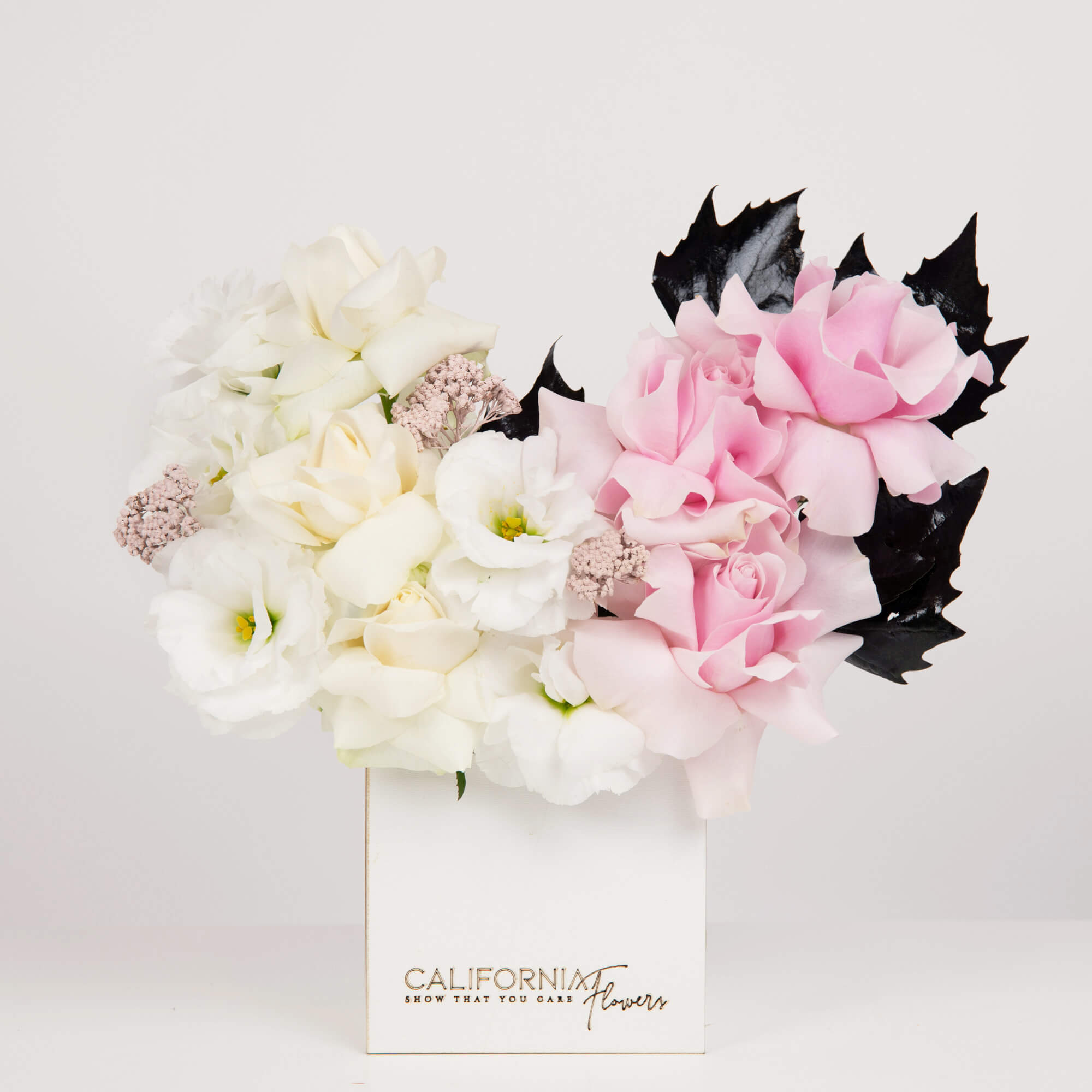 Flori pentru iubita – California Flowers, Aranjament floral in cutie cu lisianthus si trandafiri albi si roz, californiaflowers.mom