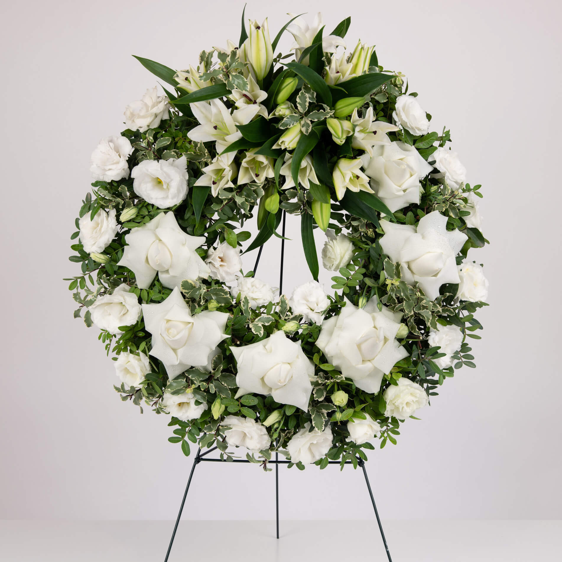 Coroane funerare, Aranjament floral funerar cu lisianthus si crini albi, californiaflowers.mom