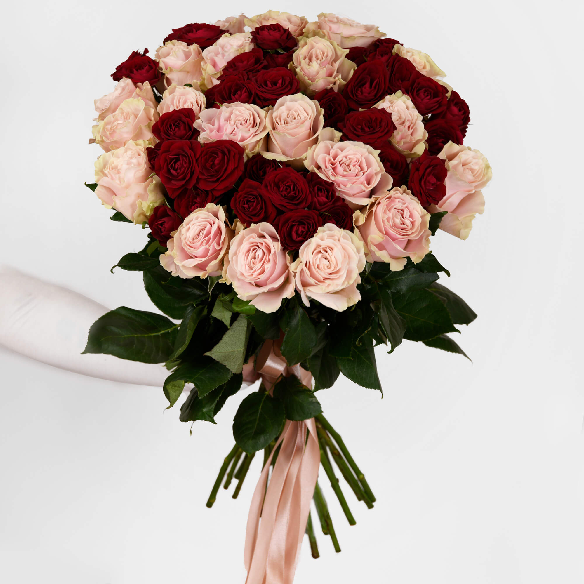 Flori pentru iubita – California Flowers, Buchet 31 trandafiri roz si rosii, californiaflowers.mom