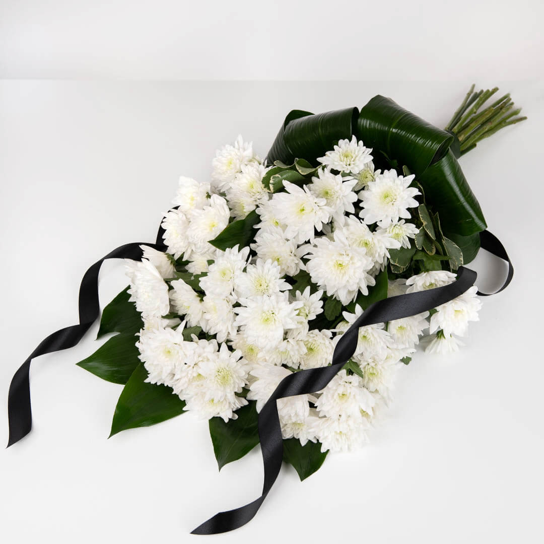 Coroane funerare, Aranjament floral funerar cu crizanteme albe, californiaflowers.mom