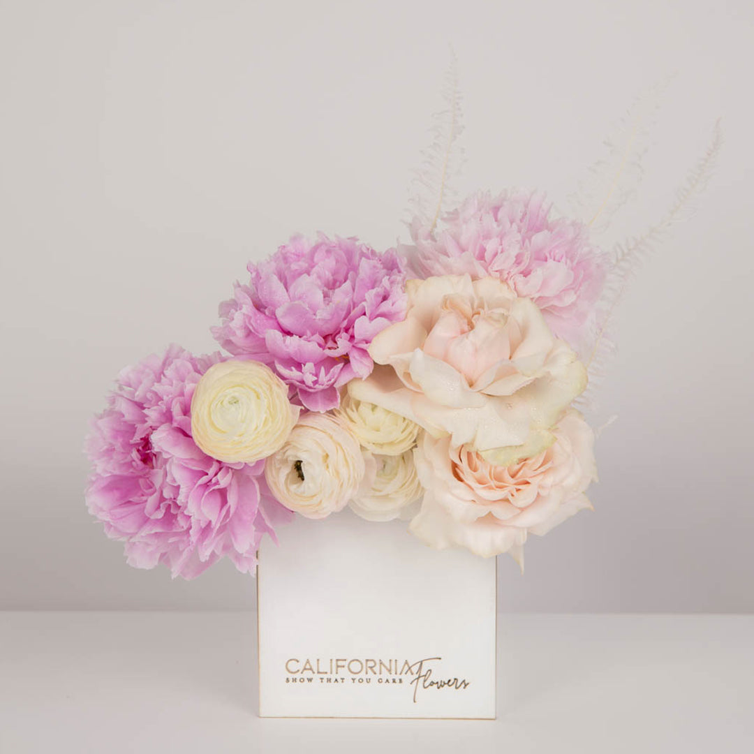 Florarie online - California Flowers ✅, Aranjament floral in cutie cu bujori, trandafiri si ranunculus alb, californiaflowers.mom