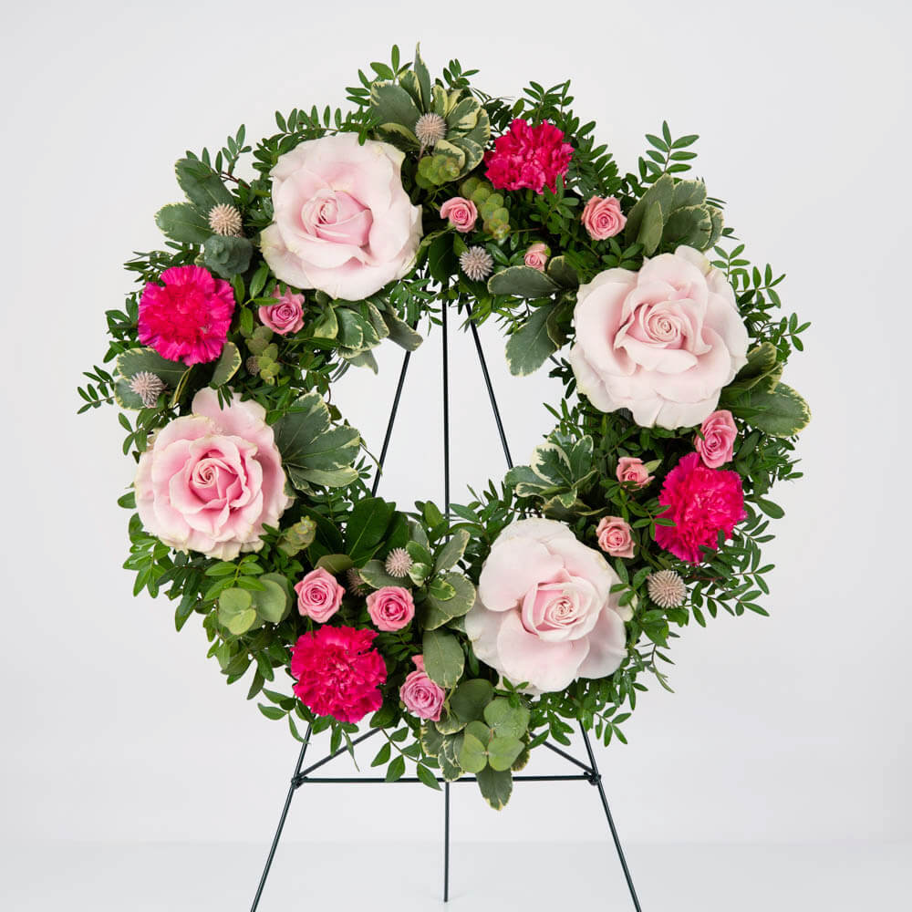 Coroane funerare, Aranjament floral funerar cu garoafre si trandafiri roz, californiaflowers.mom