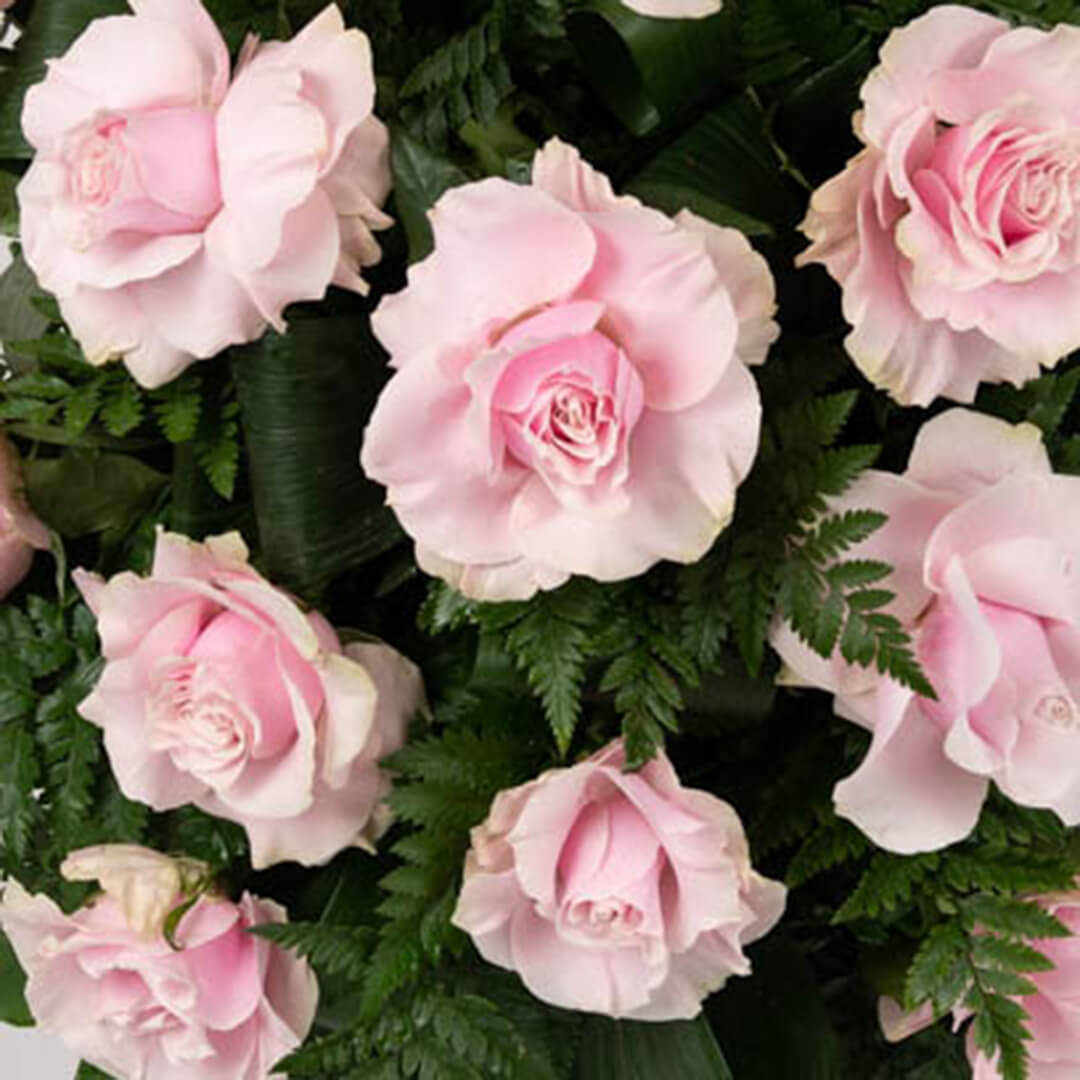 Aranjament floral funerar cu trandafiri roz, 2, californiaflowers.mom