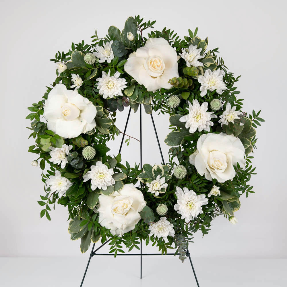 Coroane funerare, Coroana de flori rotunda cu trandafiri albi, californiaflowers.mom
