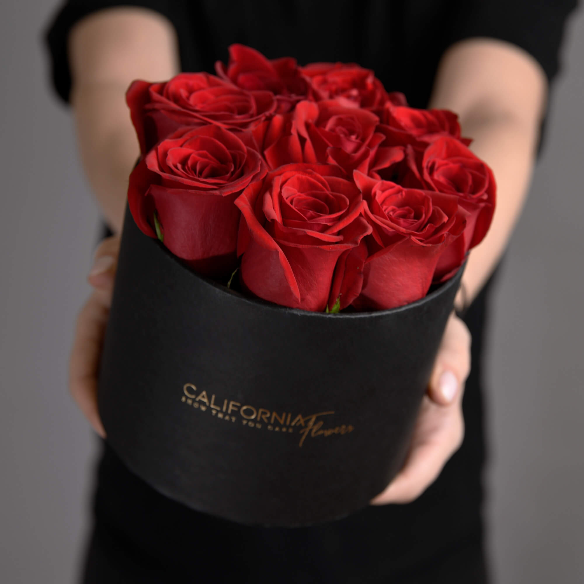Flori de Valentine's Day - California Flowers, Aranjament floral in cutie 9 trandafiri rosii, californiaflowers.mom
